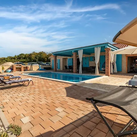Stone Jurenda With Pool *