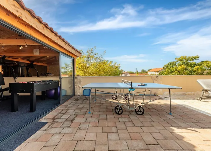 Stone Jurenda With Pool Villa